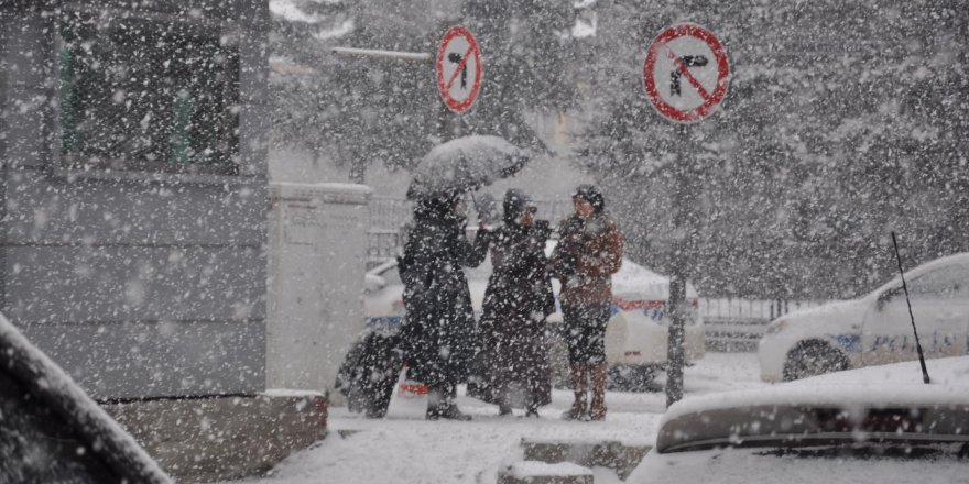 Kars’ta yoğun kar yağışı etkili oluyor