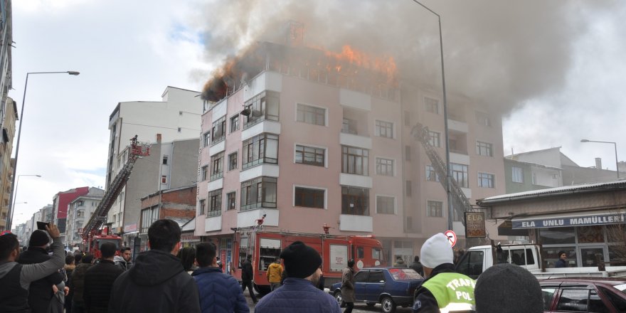Kars’ta 5 katlı binada çıkan yangın paniğe neden oldu