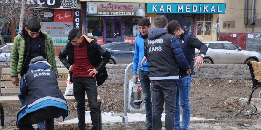 Polis okul önlerinde kuş uçurtmuyor