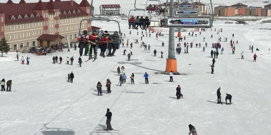 Kar üstünde halay çektiler, sonra kaydılar