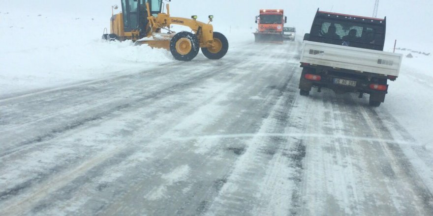 Kars - Digor yolu tipi nedeniyle trafiğe kapatıldı