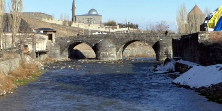 Kars Çayı’nın buzları erken çözüldü 