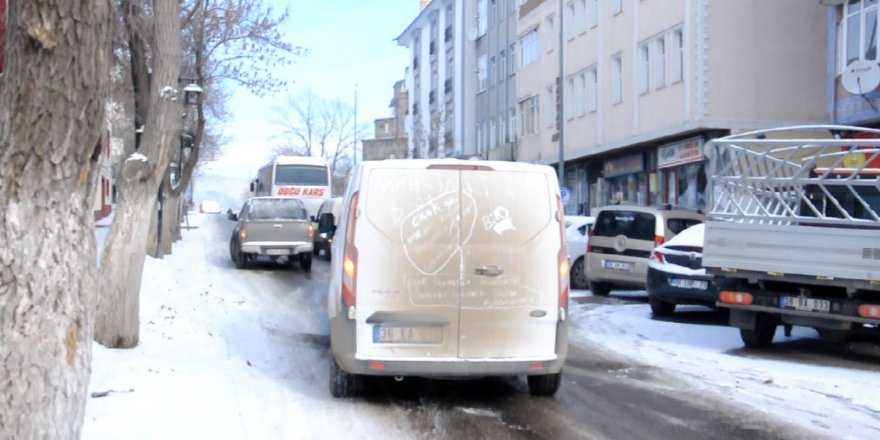  Kars’ta yollar buz pistine döndü