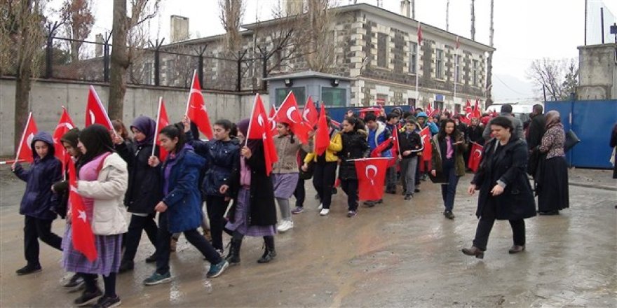 Kağızmanlı Öğrencilerden Zeytin Dalı'na bayraklı destek