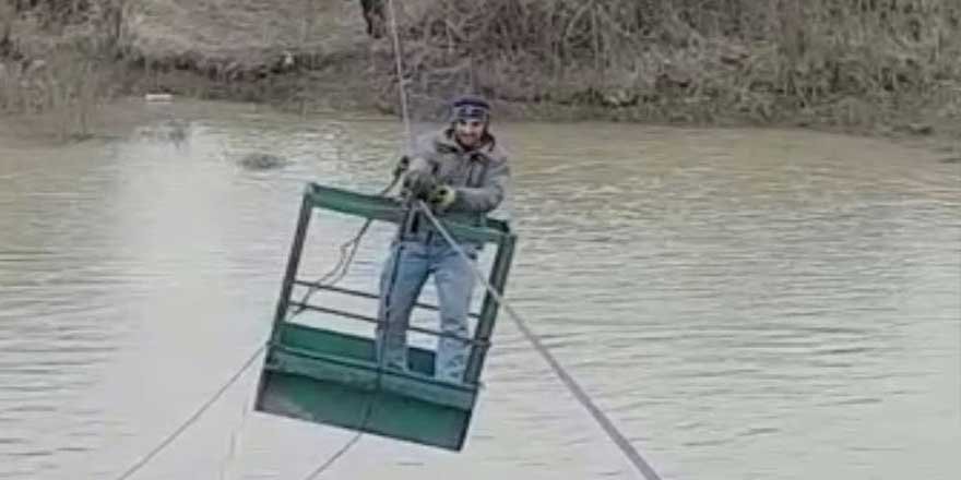 Aras Nehri’ni ilkel teleferikle geçiyorlar 