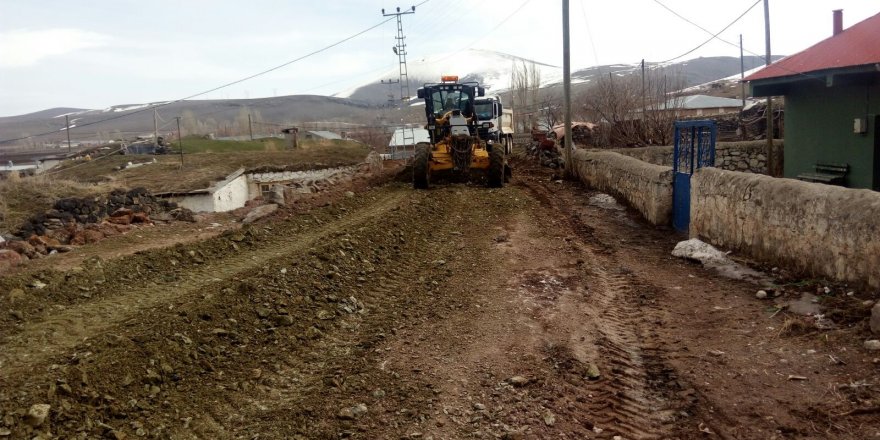 Kars İl Özel İdaresi yolları iyileştiriyor