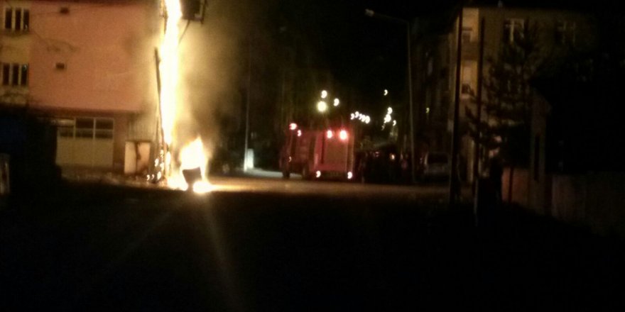 Kars’ta, alev alan trafo bomba gibi patladı