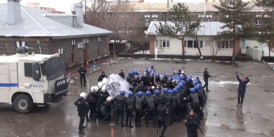 Çevik Kuvvet’in yağmur altına tatbikatı nefes kesti 