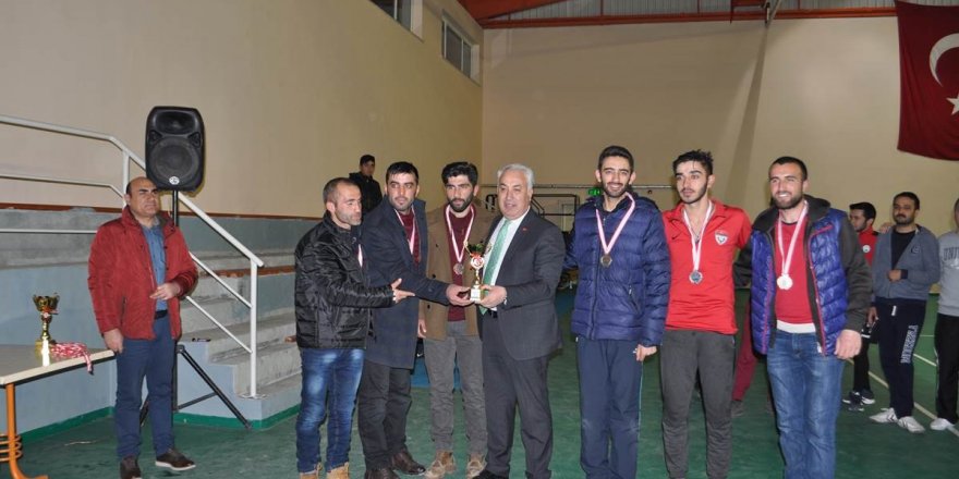 Arpaçay’da Voleybol Turnuvası'nın ödülleri Afrin’e