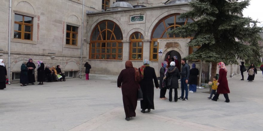 Ebul Hasan-i Harakani Türbesi ziyaretçi akınına uğruyor 