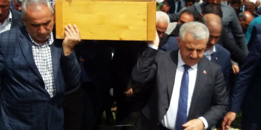 Bakan Arslan, yeğeninin cenaze törenine katıldı