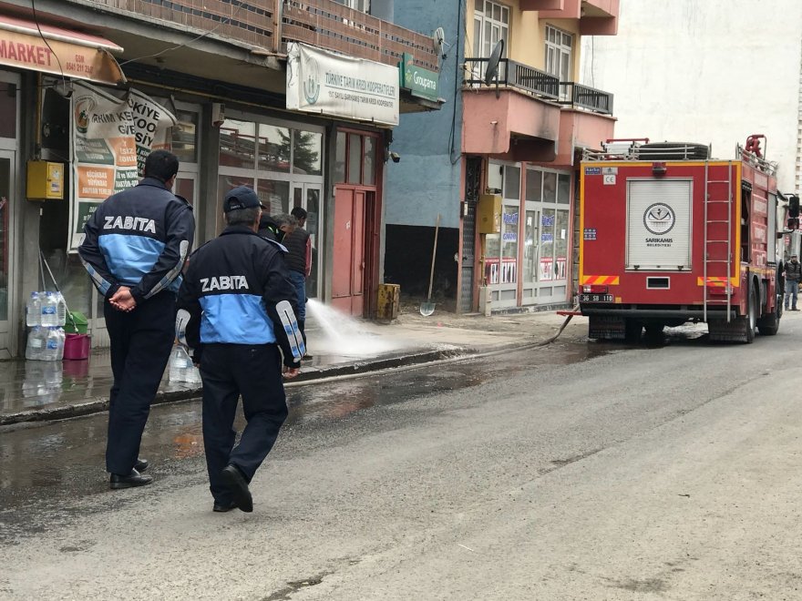 Sarıkamış’ta itfaiye ekipleri yolları yıkadı