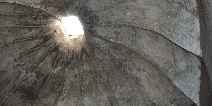Tarihi Mazlum Ağa Hamamı duvarında yarasa kanadı figürü çıktı