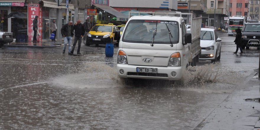 Kars’ta sağanak yağmur caddeleri göle çevirdi