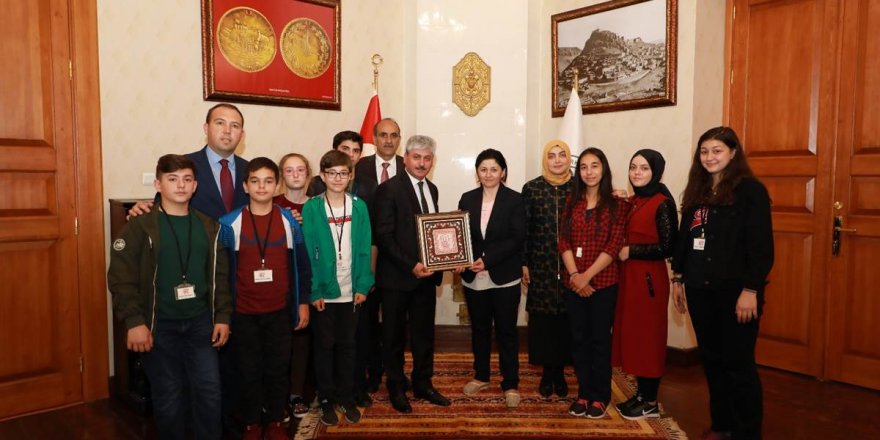 Edirne’den gelen öğrenciler Vali Doğan’ı ziyaret etti