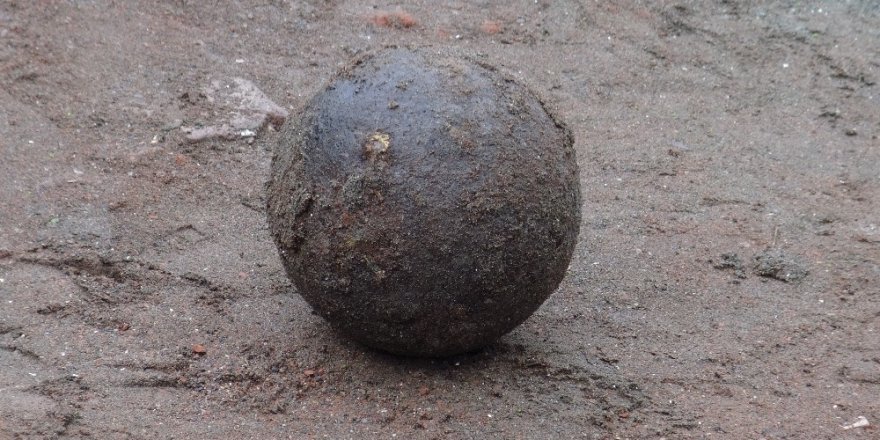 Kars’ta, 17. yüzyıla ait 30 kiloluk top güllesi bulundu