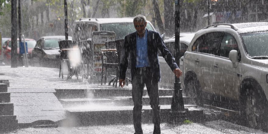 Kars’ı dolu ve yağmur vurdu