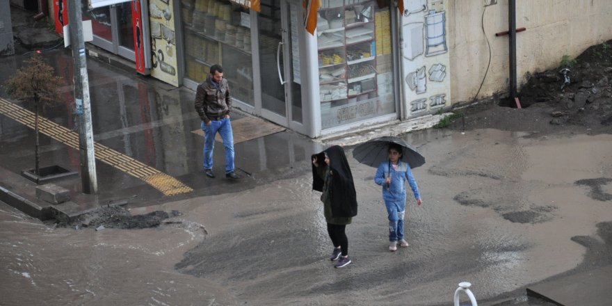 Sağanak yağış hayatı olumsuz etkiledi