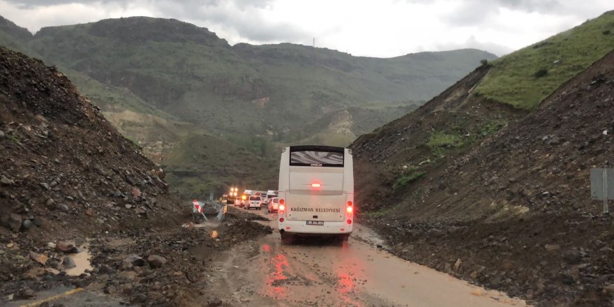 Heyelan Kars-Erzurum karayolunu ulaşıma kapattı