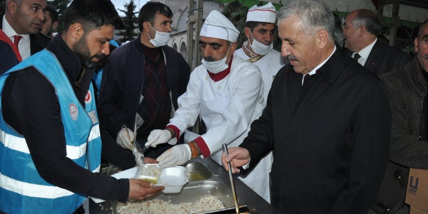 Bakan Arslan, vatandaşlarla iftarda buluştu