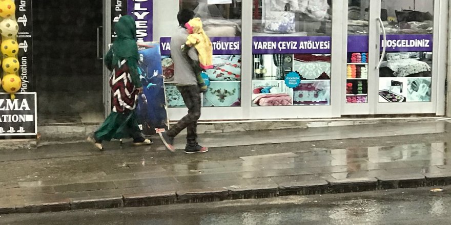 Sarıkamış’ı mesken tutan otomobilli dilenciler yakayı ele verdi