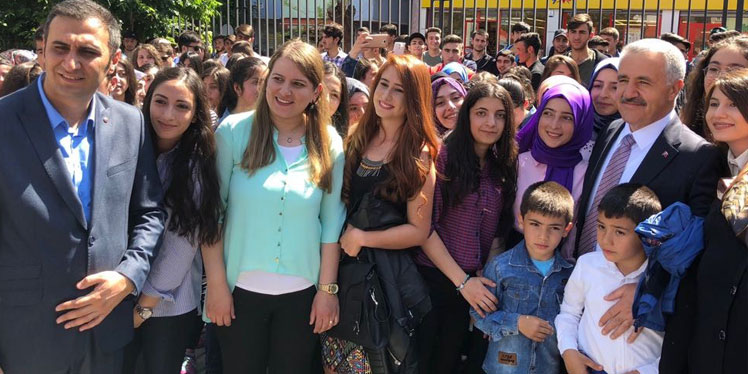 Bakan Arslan, Kağızman’da karne dağıtım törenine katıldı 