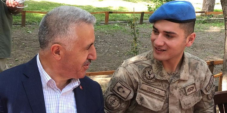 Bakan Ahmet Arslan’dan asker ailesine bayram sürprizi 