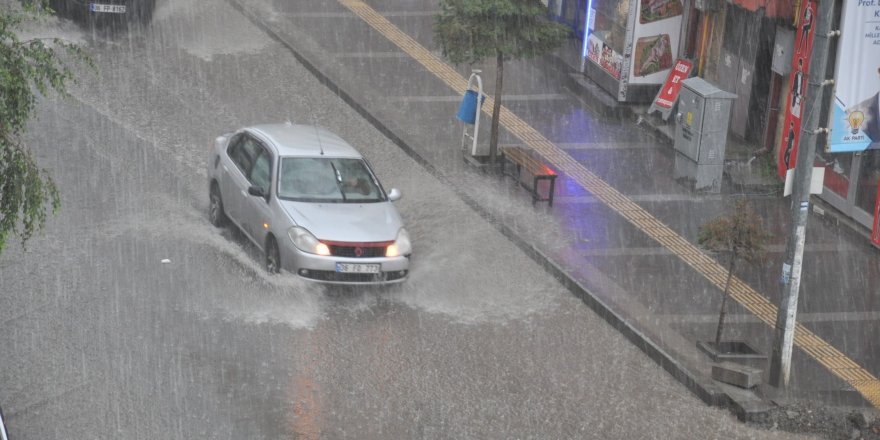 Kars’ta sağanak yağış caddeleri sular altında bıraktı