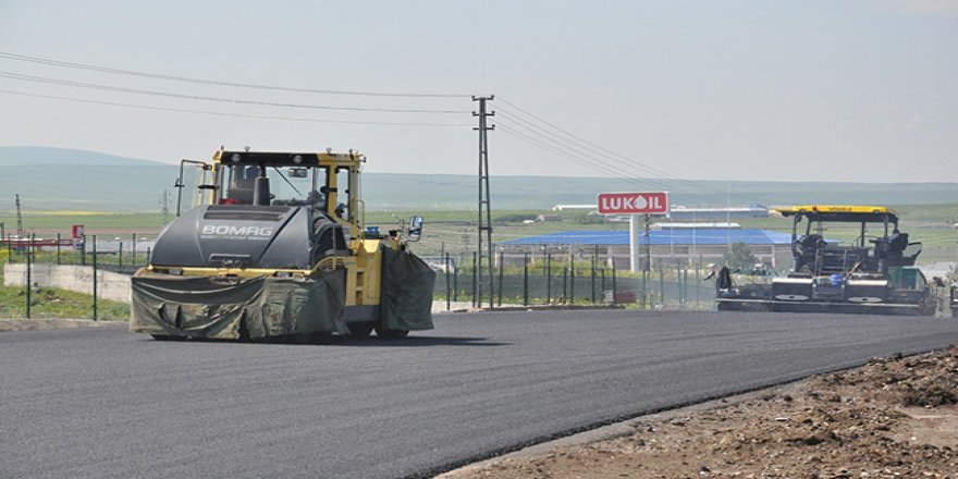 Kars’ta çevre yolunun sıcak asfalt yapım çalışmaları devam ediyor