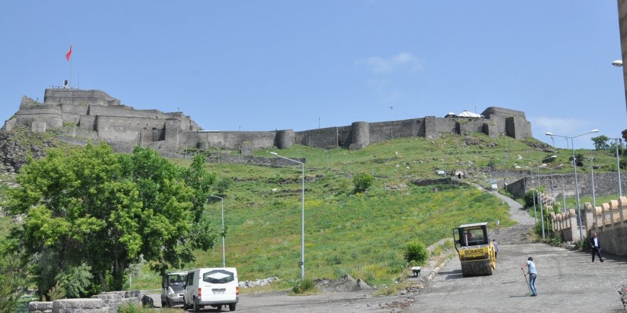 Tarihi Kars Kalesi altına kilit taşı döşeniyor