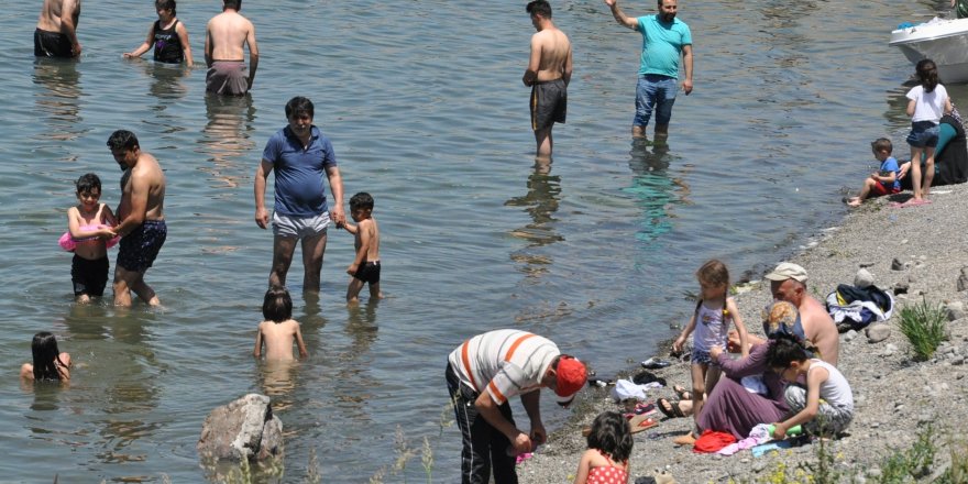 Kars’ta termometreler 30 dereceyi gösterince Çıldır Gölüne girdiler