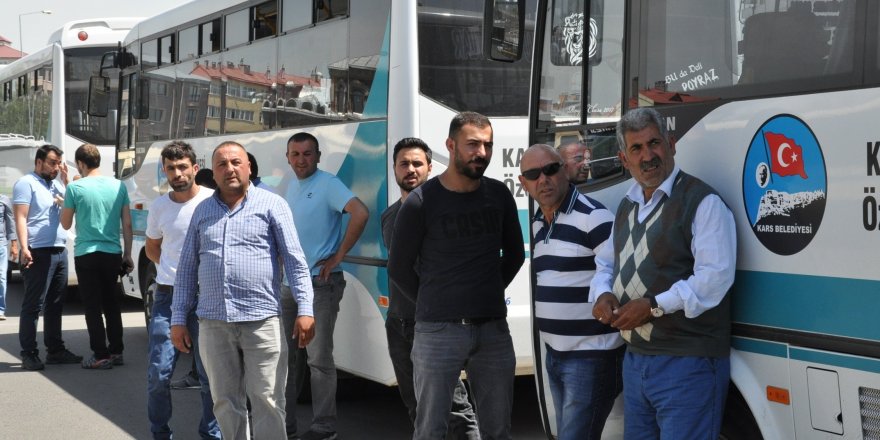 Kars'ta dolmuşçular Cumhuriyet Meydanı’nda eylem yaptı