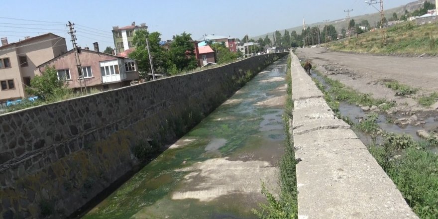 Kars’ta tıkanan kanalizasyon şebekesi ıslah edilen dereye akıyor