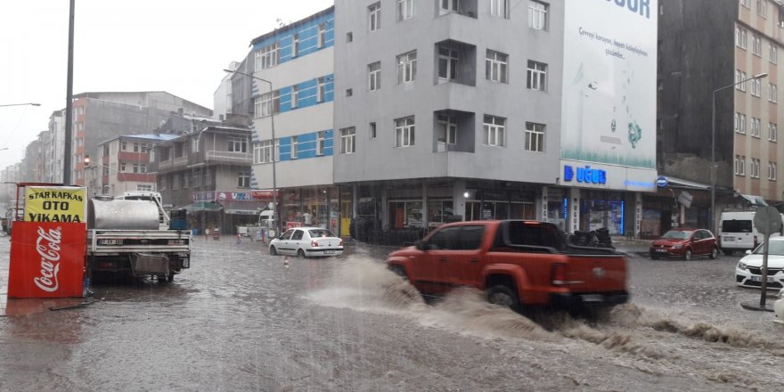 Kars'ta sağanak yağmur caddeleri sular altında bıraktı