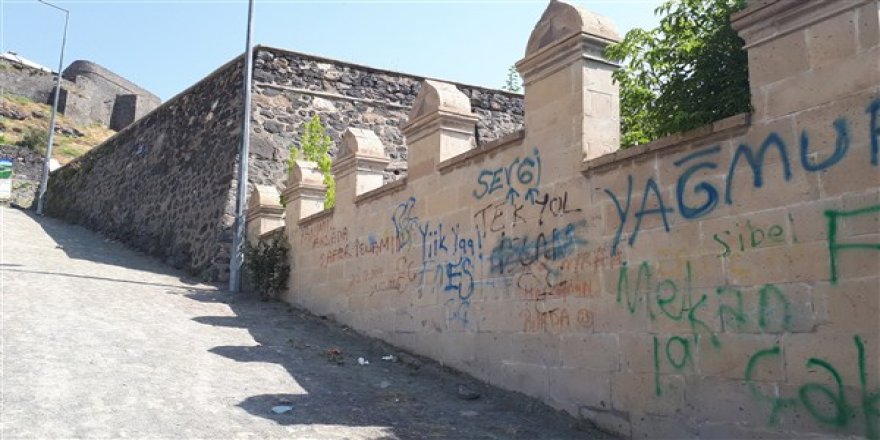 Duvarları yazanlar Kars'a ihanet ediyor