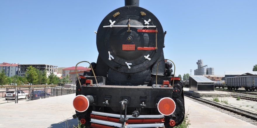 76 yıllık Kara Tren Kars Garı’nda sergileniyor