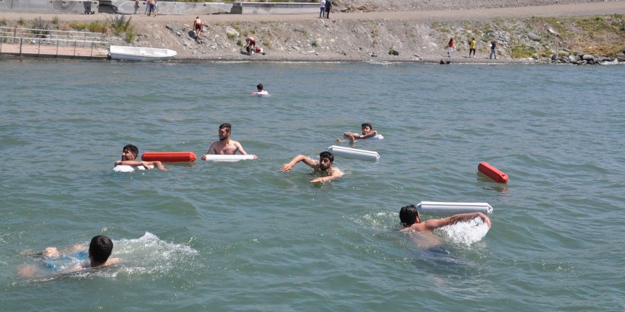 Kars’ta sıcaktan bunalanlar Çıldır Gölü’nde serinliyor