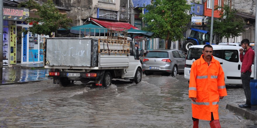 Kars'ta sağanak yağmur caddeleri sular altında bıraktı