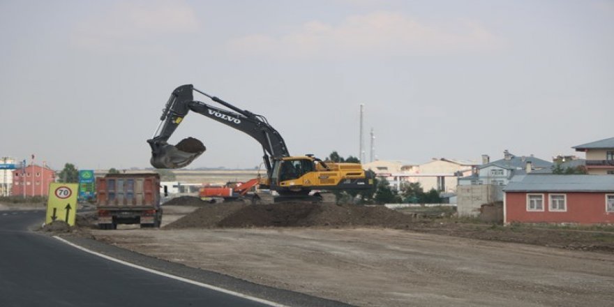 Selim-Sarıkamış karayolu asfalt çalışması devam ediyor