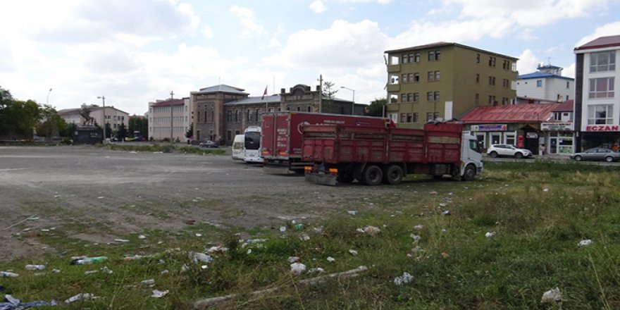 Cumhuriyet Meydanı projesi kamyon garajına döndü