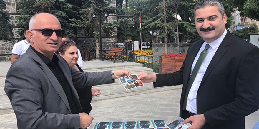 Kars’ta ilk kartpostal Yerel Yönetim Uzmanı Emre Okan Bayramoğlu’na verildi
