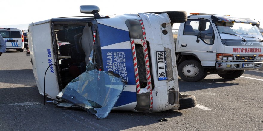 Lastiği patlayan minibüs takla attı: 5 yaralı