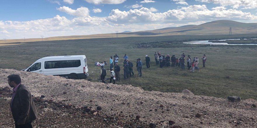 Kars’ta yolcu minibüsü tarlaya uçtu: 16 yaralı