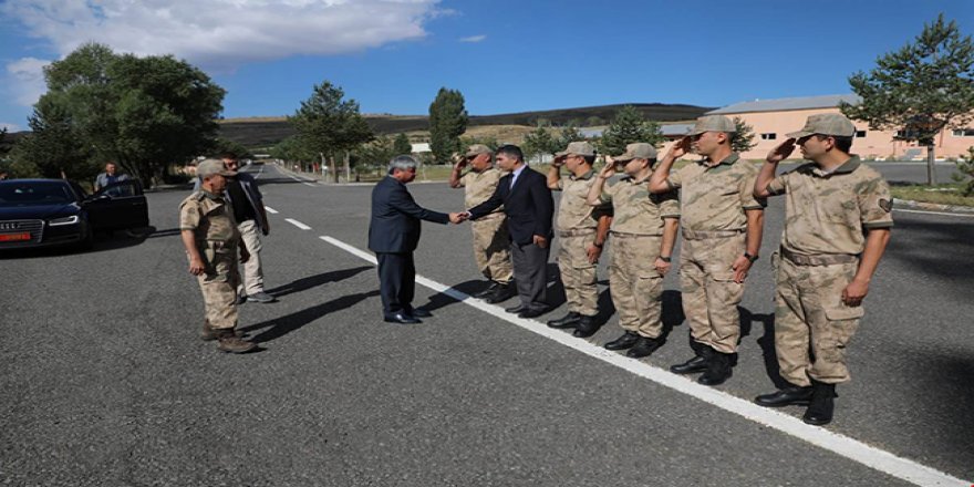 Kars Valisi Rahmi Doğan Jandarma Komutanlığı'nı denetledi