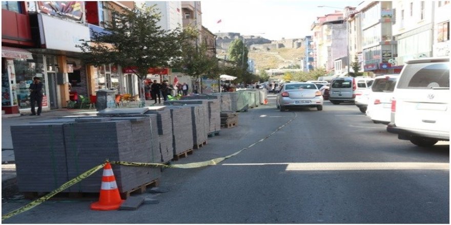 Kars’ta yol ve kaldırım çalışmaları devam ediyor