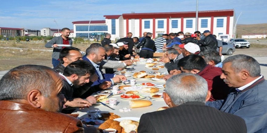 KAÜ’de alt yapı projelerinde çalışanlar kahvaltıda bir araya geldi