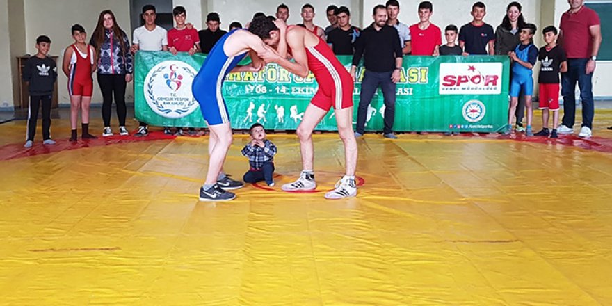 Kars’ta güreş müsabakası düzenlendi.