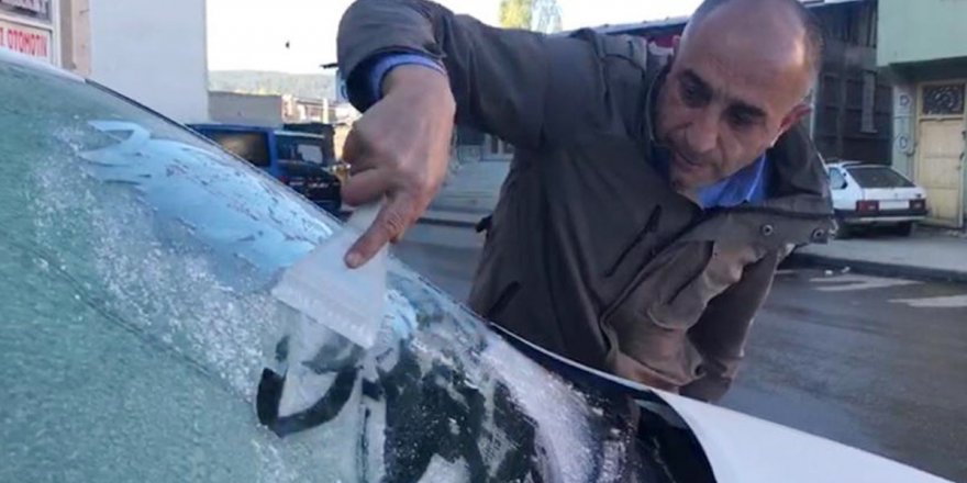 Kars'ta soğuk hava nedeniyle araçların camları buz tuttu