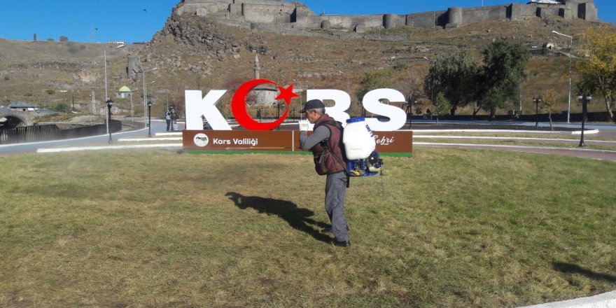 Kars’ta parklar haşerelere karşı ilaçlandı