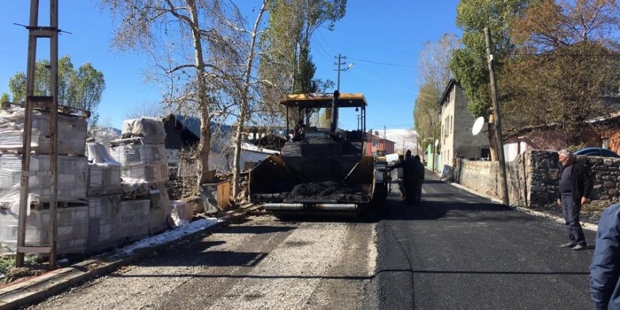 Sarıkamış’ta kışa rağmen asfalt çalışmaları sürüyor